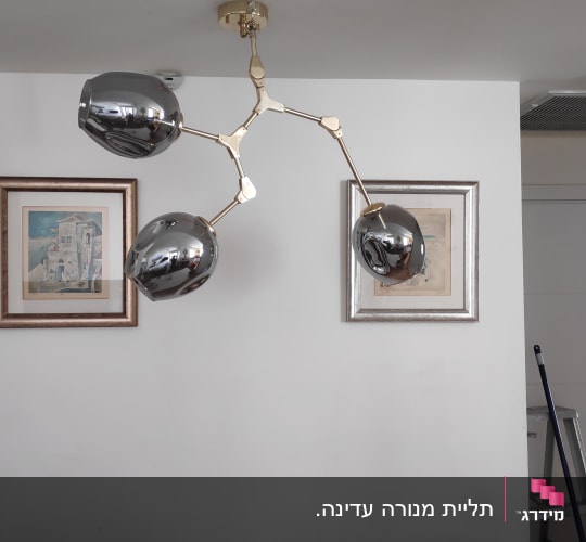 מנורה תלויה עם ארבעה גופי תאורה מתכתיים